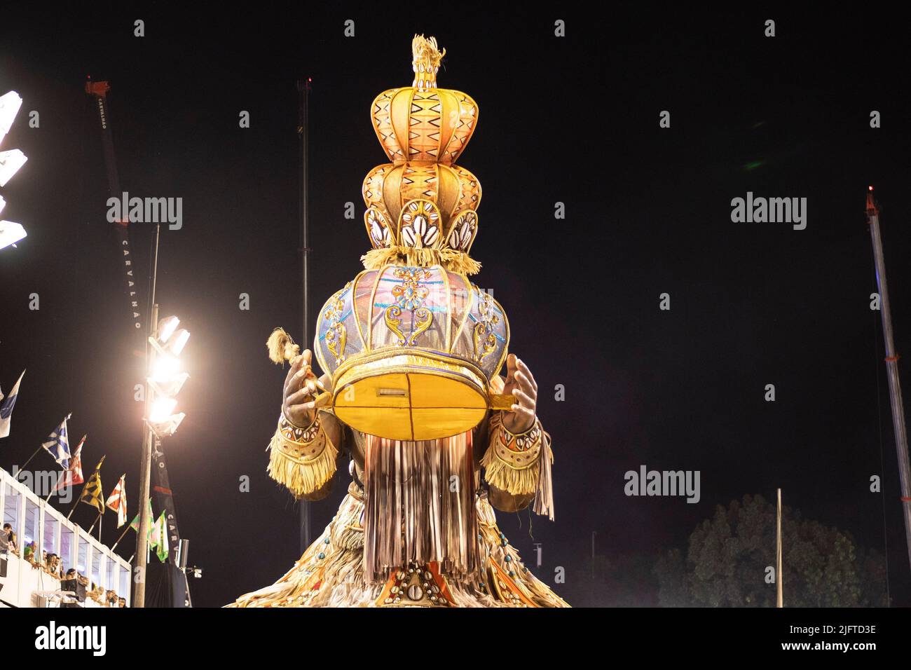 Rio, Brasilien - 24. april 2022: Samba School Vila Isabel beim Karneval in Rio, der im Sambadrome Marques de Sapucai stattfand Stockfoto