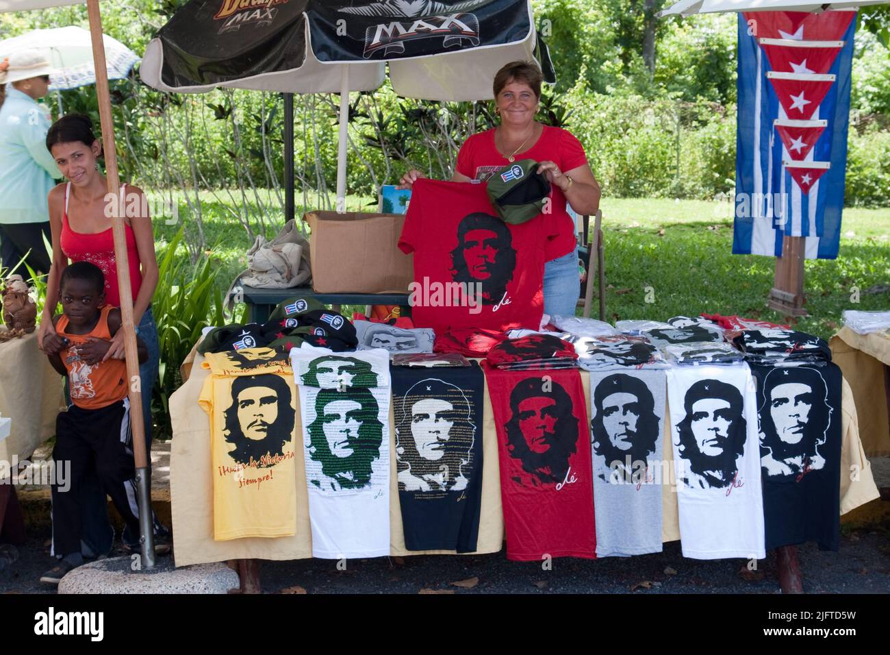 Kuba, Valle de Vinales, Touristenstand, der Che Guevara T-Shirts verkauft. Stockfoto