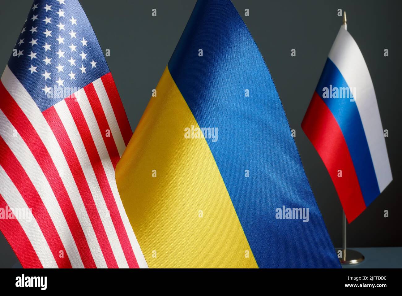 In der Nähe der Flaggen der USA und der Ukraine und der Flagge Russlands. Stockfoto