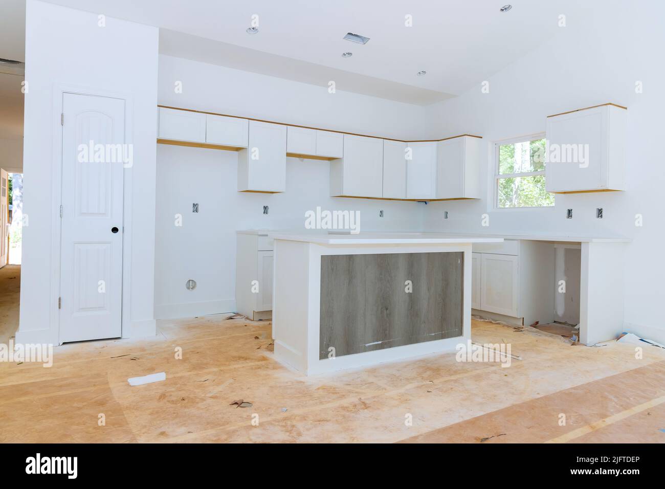 Weiße Küche Holzschränke mit Home Improvement Ansicht in einer Reihe von Möbeln installiert Stockfoto
