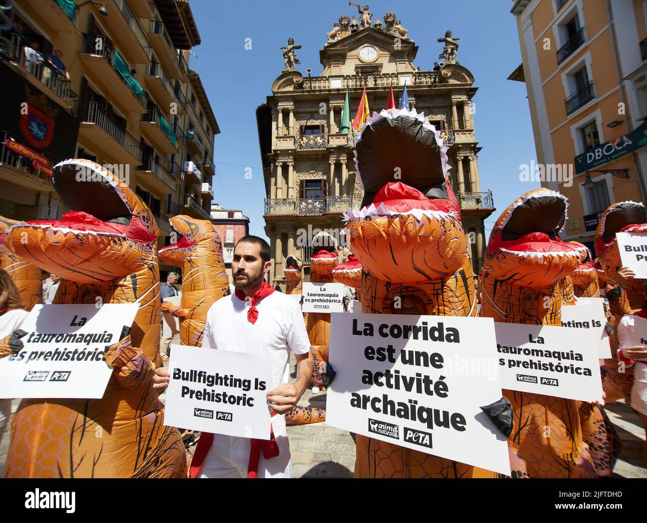 Pamplona. Spanien. 5. Juli 2022. Die Tierschutzorganisationen „AnimaNaturalis“ und „PETA“ organisieren am Tag vor Beginn des San fermin-Festes einen Protest gegen Stierkämpfe in Pamplona im Rahmen des Stierlaufes unter dem Motto „Stierkampf ist prähistorisch“. Kredit: Iñigo Alzugaray/Alamy Live Nachrichten Stockfoto