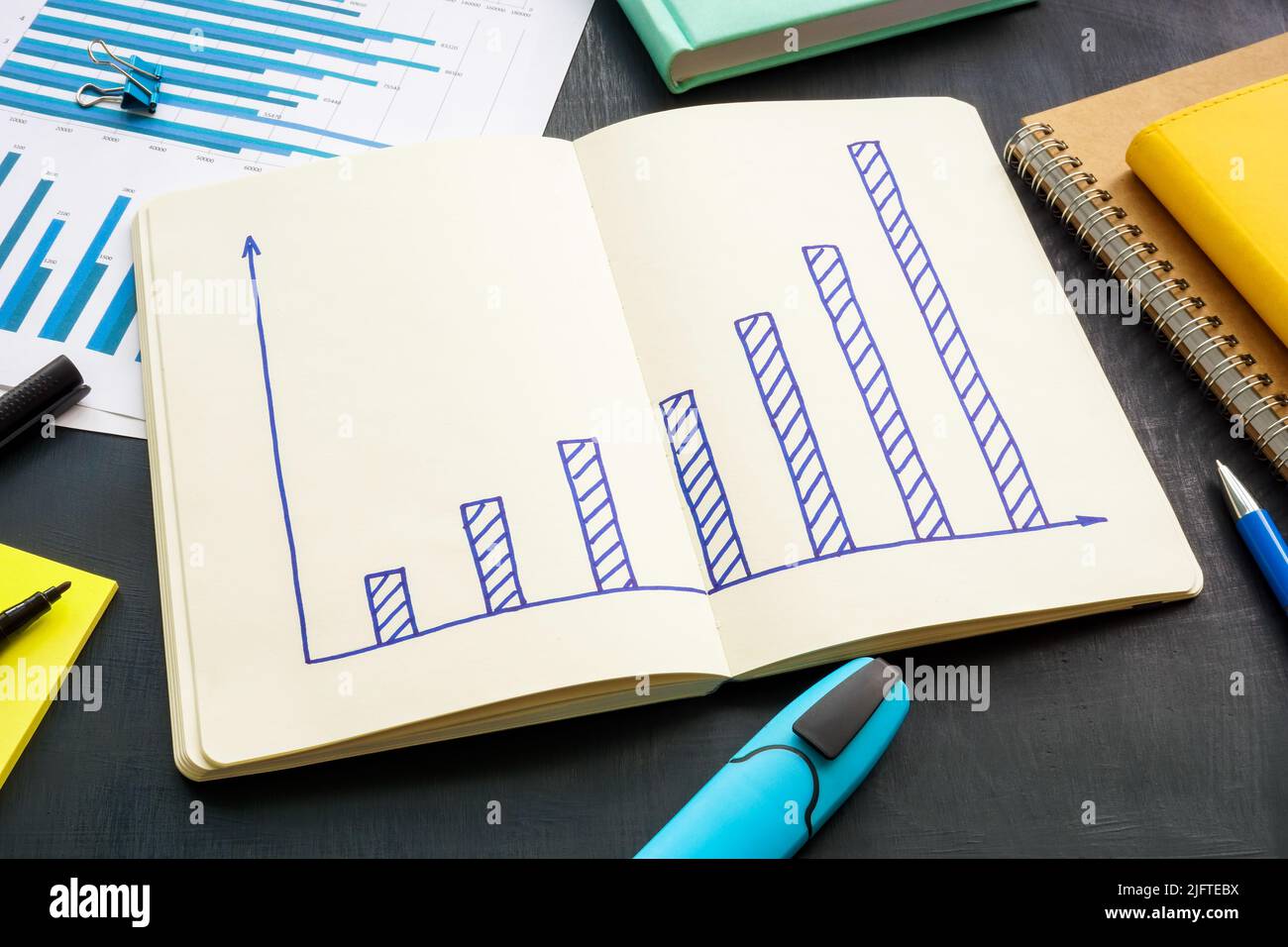 Zunehmende Grafik in einem Notizbuch als Symbol für den geschäftlichen Erfolg. Stockfoto