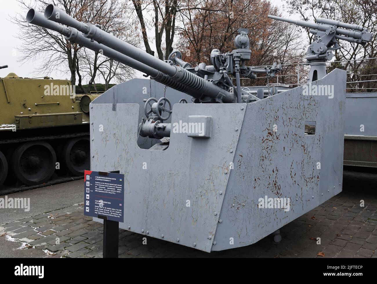 Kiew, Ukraine 10. Dezember 2020: B-11 37-mm-Doppelkarre-Flak-Kanonenhalterung im Museum für militärische Ausrüstung für alle zu sehen Stockfoto
