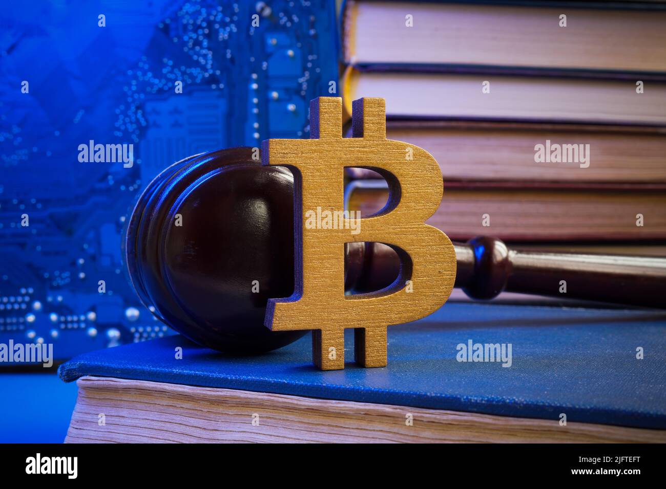Bitcoin-Zeichen und Gavel auf einem Buch. Kryptowährungsrecht. Stockfoto