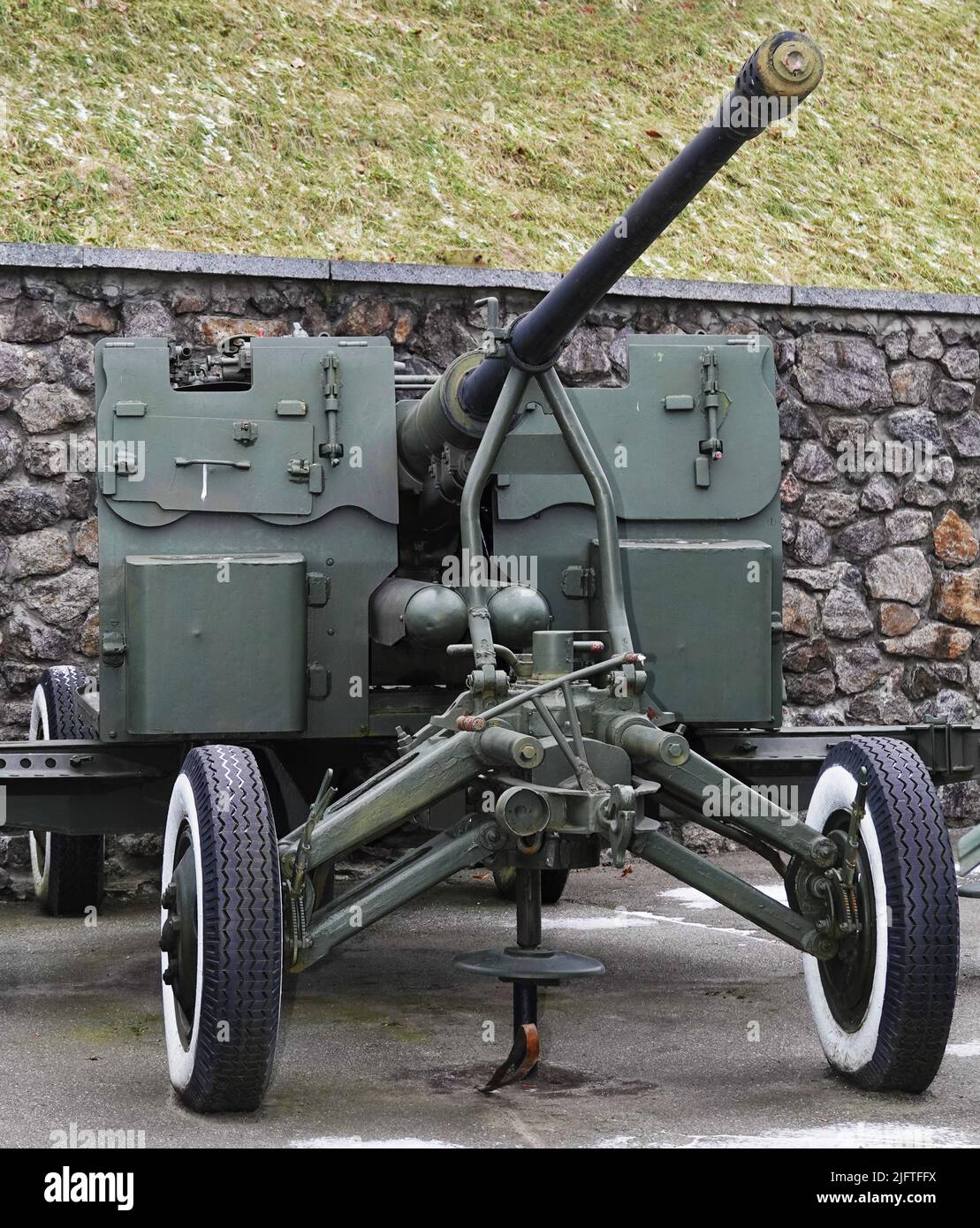 Kiew, Ukraine 10. Dezember 2020: Automatisierte S-60-Flak-Waffe im Museum für militärische Ausrüstung für alle zu sehen Stockfoto