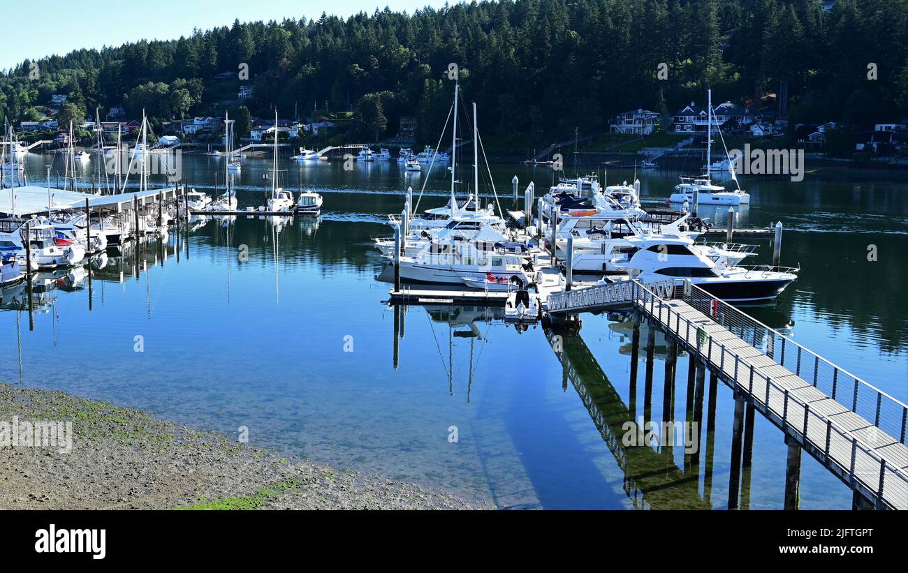 Gig Harbor, Washington, USA-Juni 25 2022: Gig Harbor an einem warmen Sommermorgen im Juni. Stockfoto