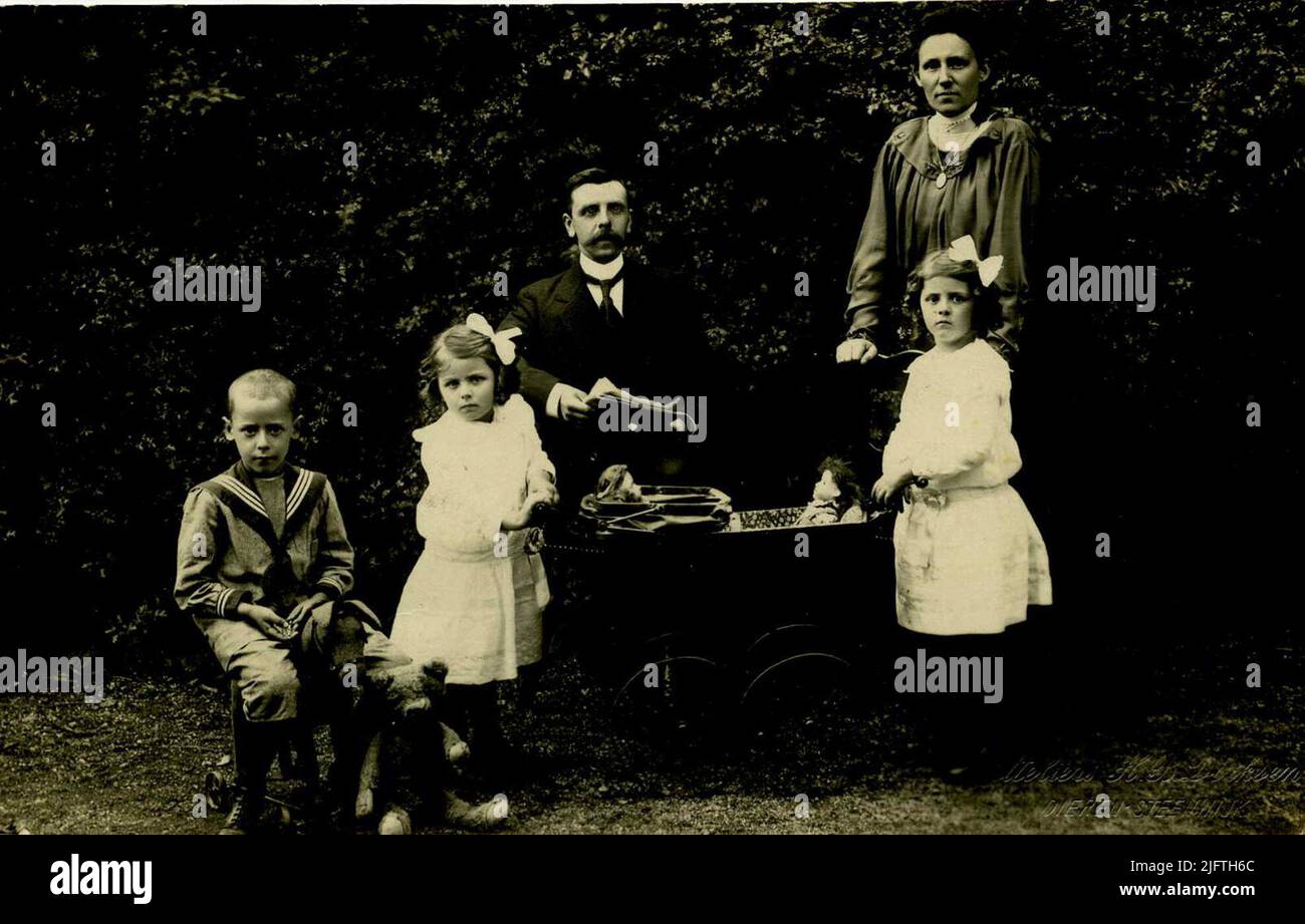 Porträt der Familie Donkers-Verheij. Achter, links, Lehrer und Schulleiter, Johannes Hendrikus Marie Donkers (22/08/1878 - 03/11/1966), und rechts, Ehefrau Wilhelmina Carolina Verheij (19/01/1888 - 19/01/1963). Vor, sitzend, Sohn Cor (C.Th.J.) und neben dem Puppenwagen, (links) Riet (M.B..J.) und Dina (E.C.M.) Stockfoto