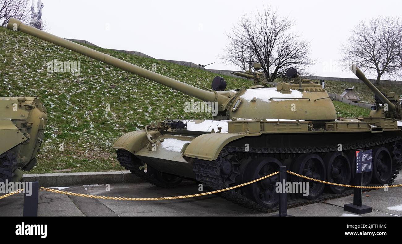 Kiew, Ukraine 10. Dezember 2020: Mittlerer Panzer T-54 im Militärausrüstungsmuseum für alle zu sehen Stockfoto