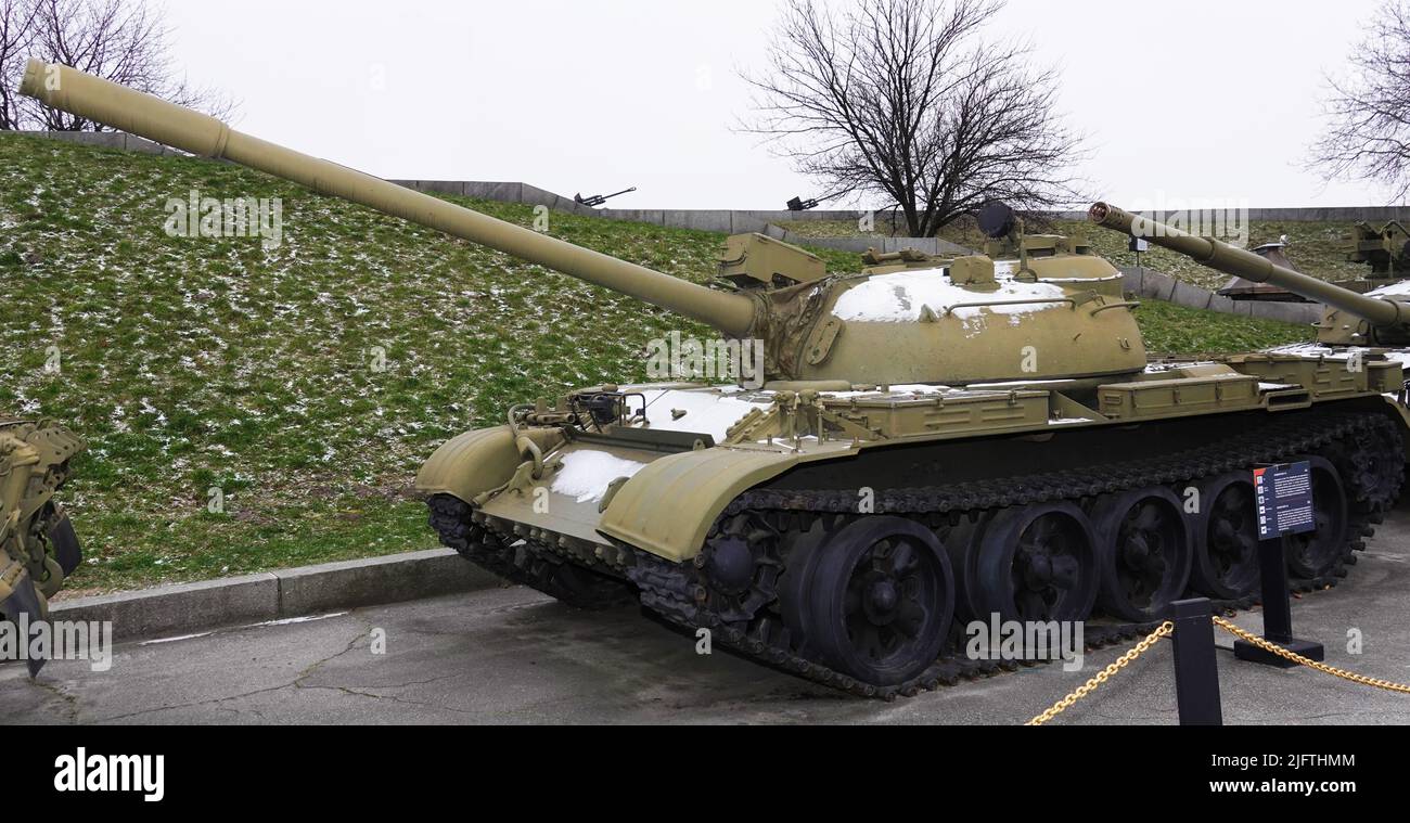 Kiew, Ukraine 10. Dezember 2020: Mittlerer Panzer T-55 im Militärausrüstungsmuseum für alle zu sehen Stockfoto