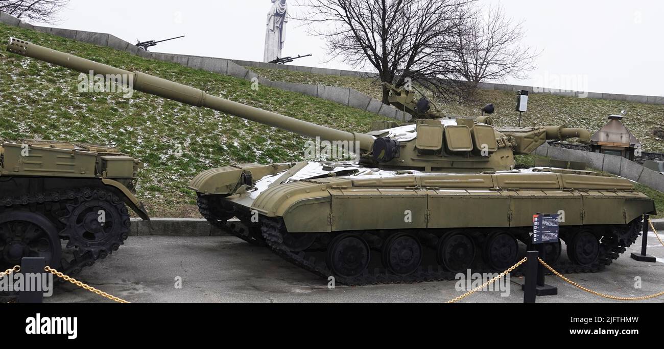 Kiew, Ukraine 10. Dezember 2020: T-64 Hauptkampfpanzer im Militärausrüstungsmuseum für alle zu sehen Stockfoto