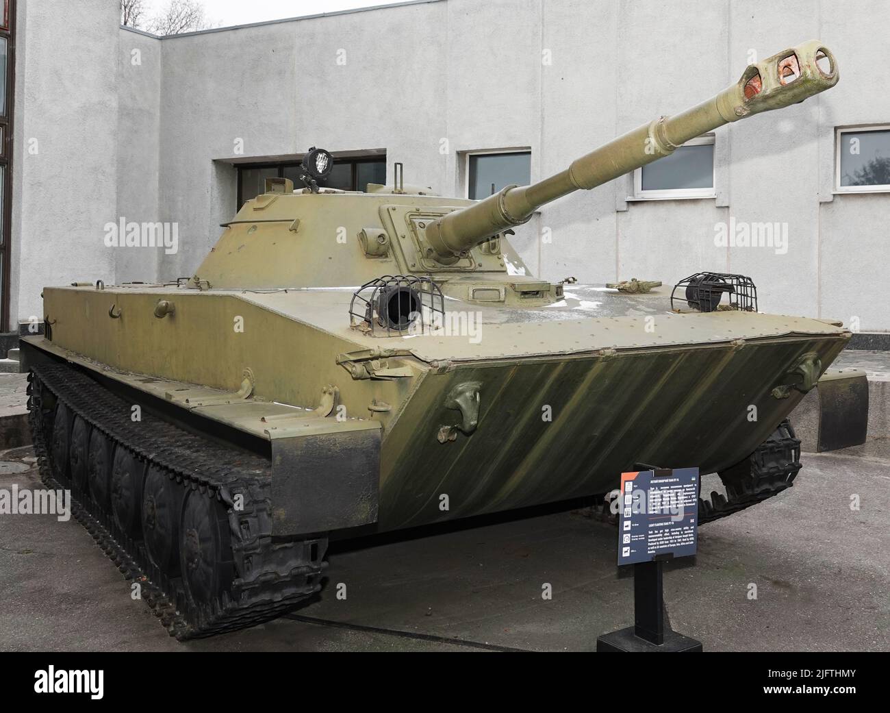 Kiew, Ukraine 10. Dezember 2020: Leichter Schwimmpanzer PT-76 im Militärausrüstungsmuseum für alle zu sehen Stockfoto
