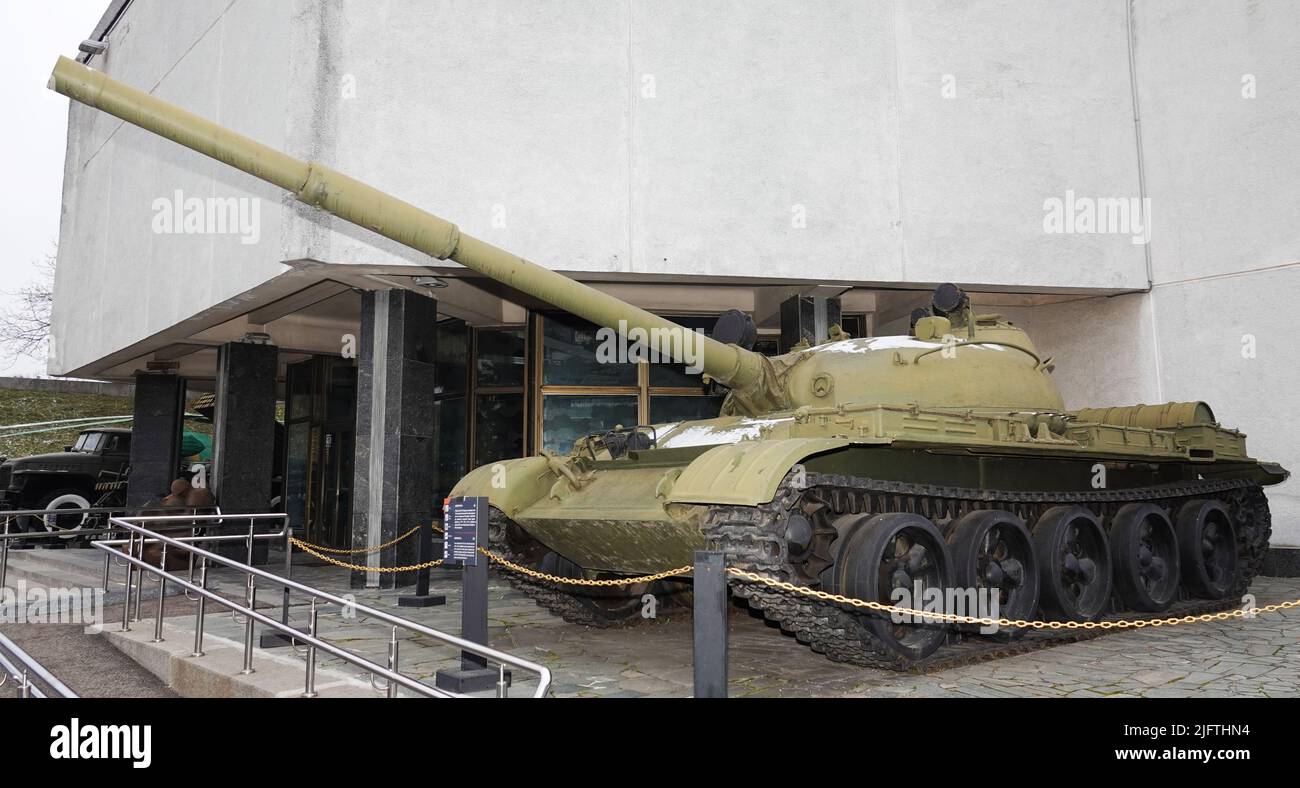 Kiew, Ukraine 10. Dezember 2020: Mittlerer Panzer T-62 im Militärausrüstungsmuseum für die Öffentlichkeit Stockfoto