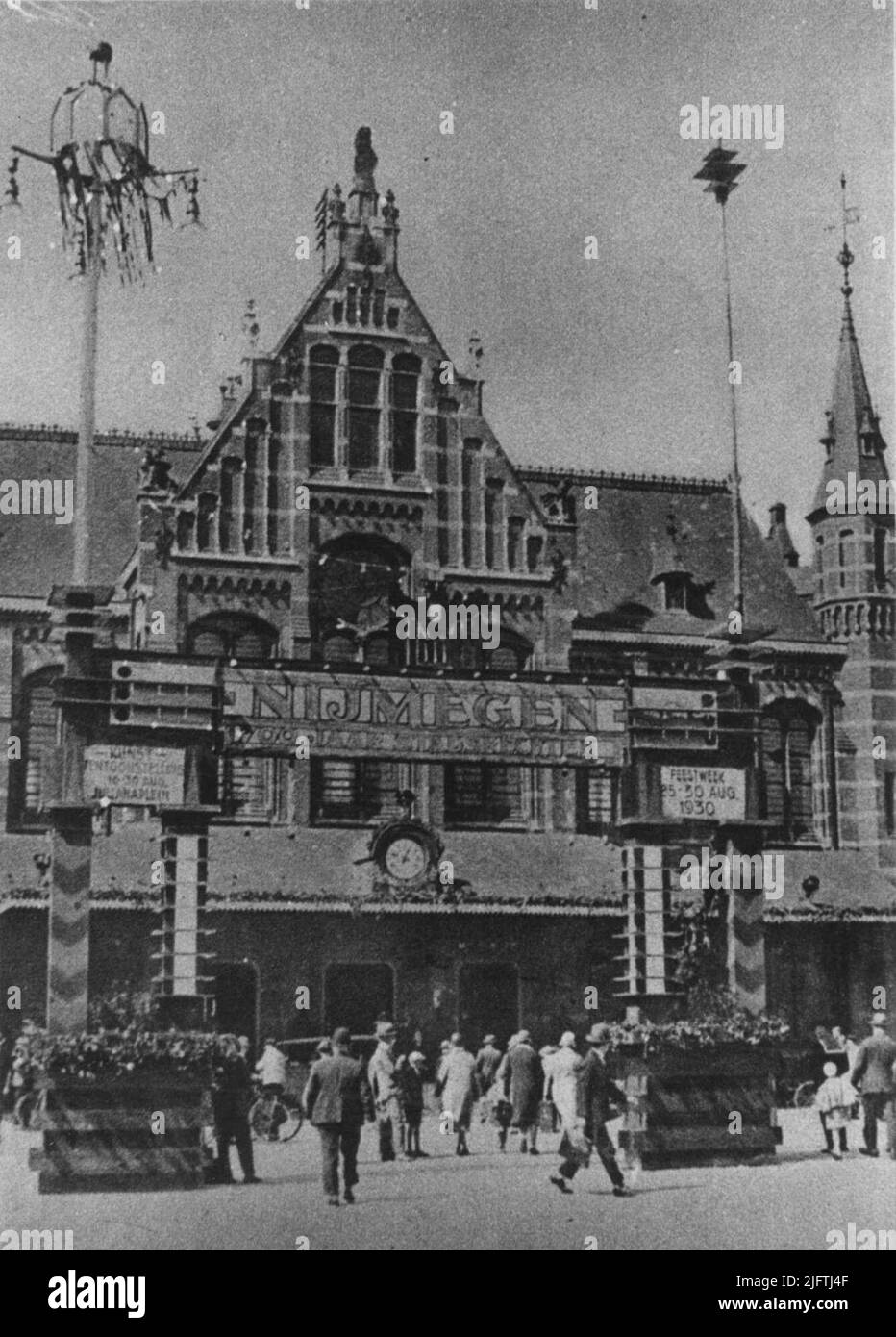 Der Bahnhof, festlich für die Feier 700 Jahre Stadtrechte geschmückt Stockfoto