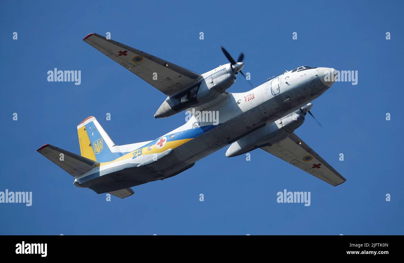 Kiew, Ukraine 24. August 2021: Flugambulanz AN-26 Vita bei der Feier der 30-jährigen Unabhängigkeit der Ukraine am Himmel über Kiew Stockfoto