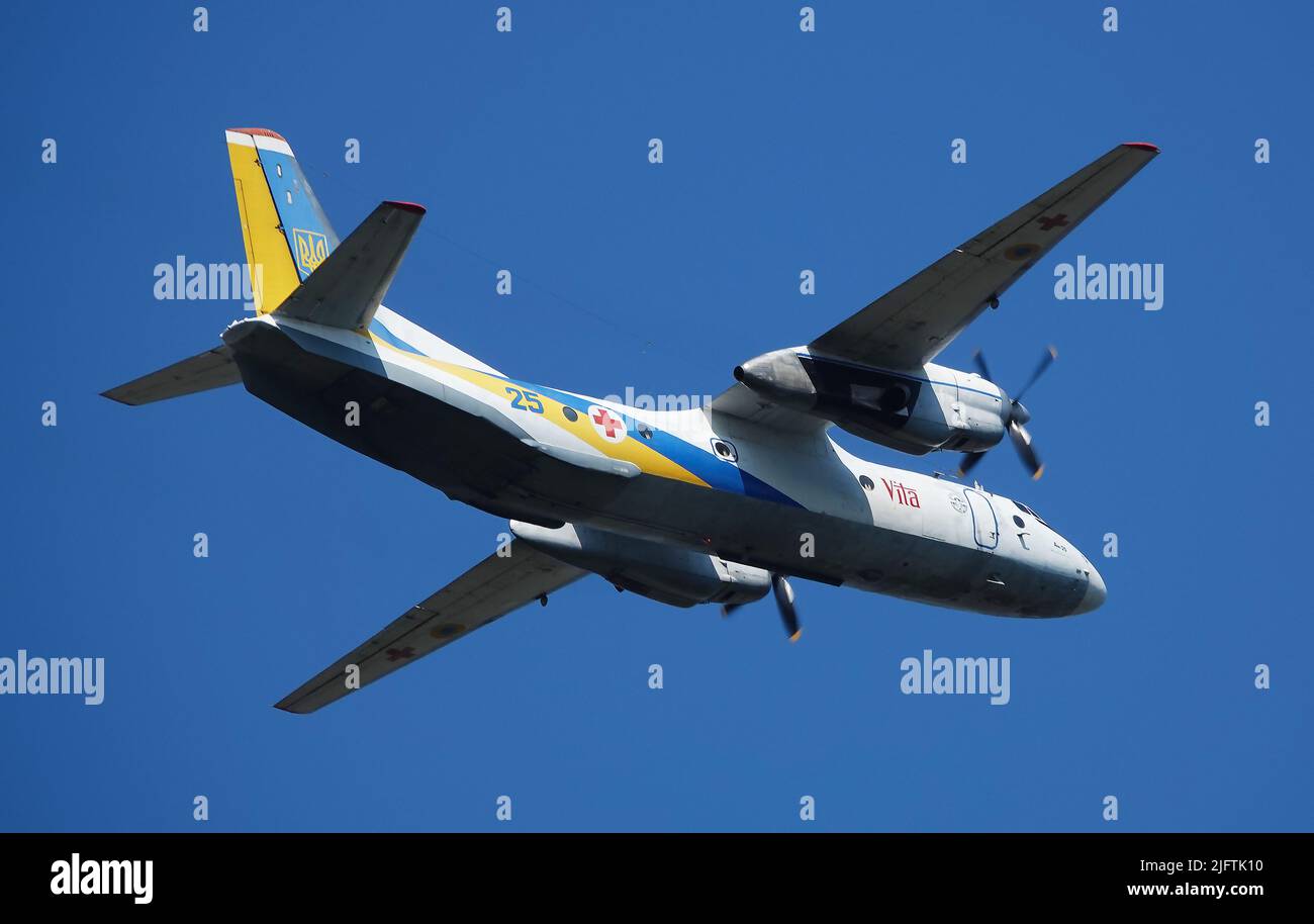 Kiew, Ukraine 24. August 2021: Flugambulanz AN-26 Vita bei der Feier der 30-jährigen Unabhängigkeit der Ukraine am Himmel über Kiew Stockfoto