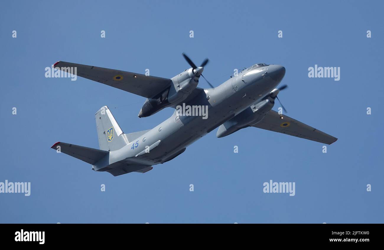 Kiew, Ukraine 24. August 2021: An-26 Militärtransportflugzeug bei der Feier der 30 Jahre Unabhängigkeit der Ukraine am Himmel über Kiew Stockfoto