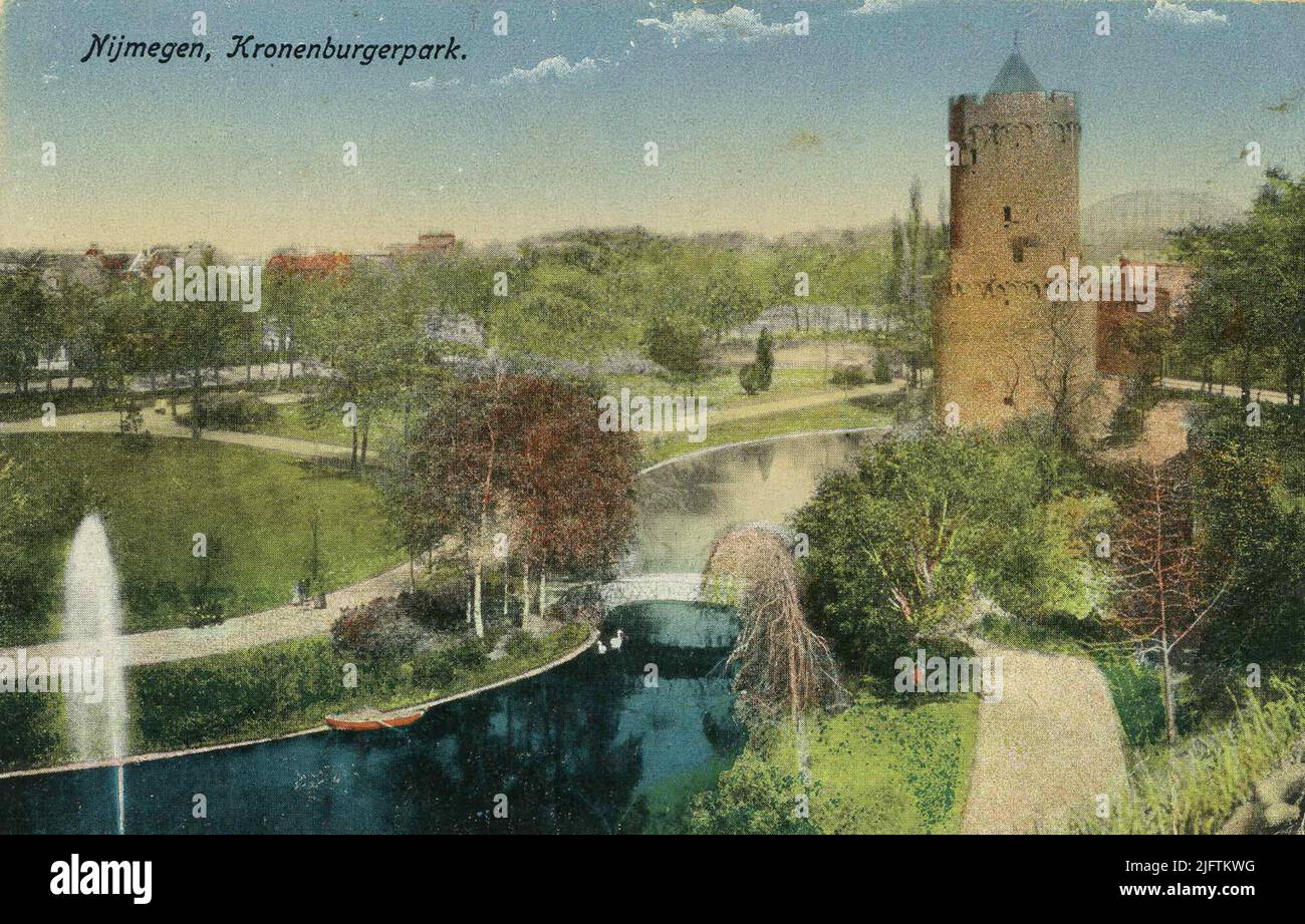 Der Kronenburgerpark um die Jahrhundertwende, mit dem Kronenburger Turm auf der rechten Seite, im Volksmund Kruittoren genannt, und auf der linken Seite die städtische höhere Zivilschule (H.B.S.) und das Stedelijk Gymnasium am Kronenburgersingel. Der vom belgischen Landschaftsarchitekten Liévin Rosseels entworfene Park wurde zwischen 1880 und 1882 nach dem Abriss der Stadtmauern errichtet Stockfoto