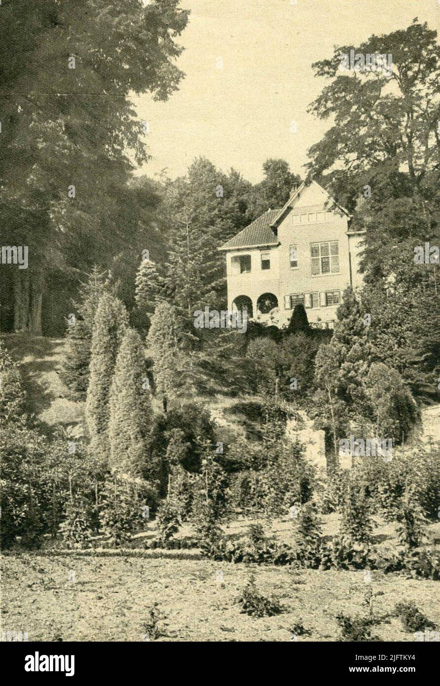 Villa 'Den Berg', wo der Nijmegen-Papierhersteller Gerrit Pieter Schuller lebte, später Professor Selliger, ebenfalls Papierhersteller mit seiner Frau Johan Madeleine Elout, einer bekannten Schriftstellerin von Kinderbüchern. Die Villa wurde am 18. September 1944 von deutschen Phosphororganen getroffen und brannte in Flammen auf Stockfoto