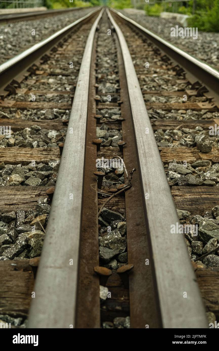 Eine Bahnstrecke, die von Pendlern- und Güterzügen in einer Vorstadt genutzt wird. Stockfoto