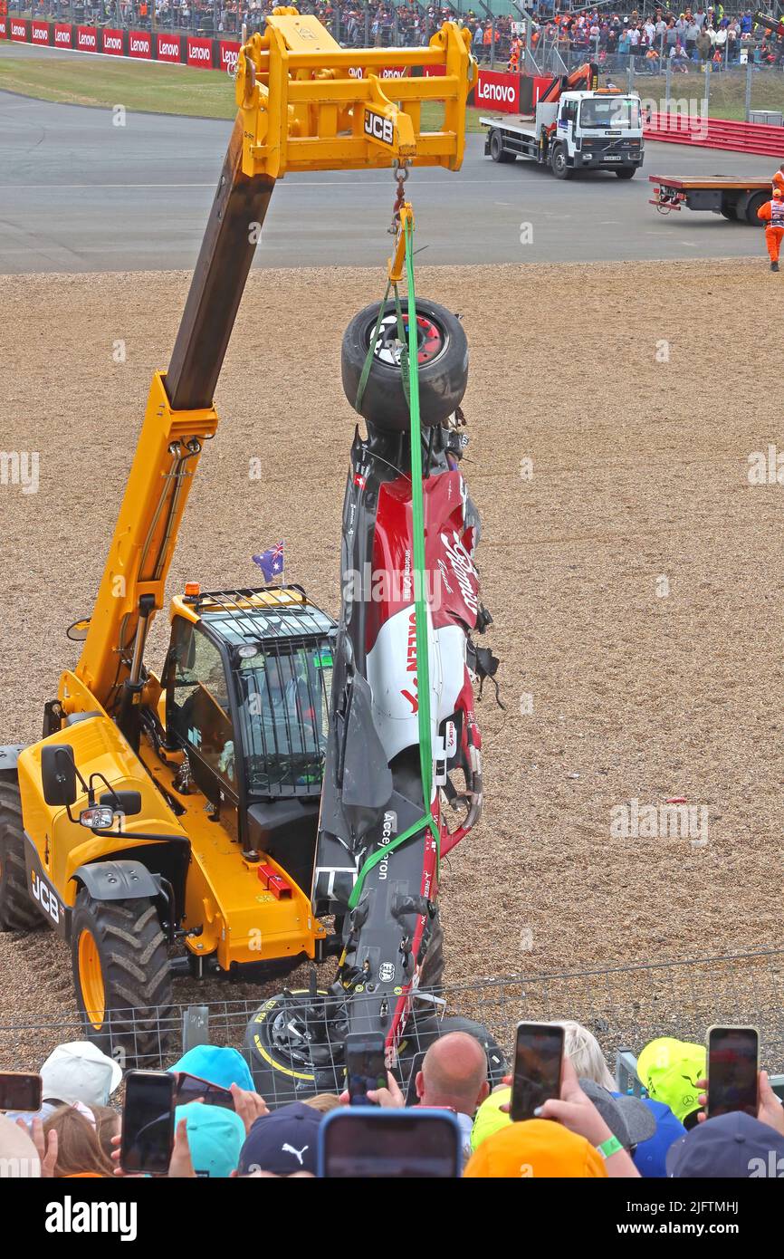 Genesung von Zhou Guanyus Alfa Romeo British Grand Prix Formel 1 Rennwagen, nach einem Unfall auf Farm Curve, Silverstone Circuit, England, UK, 2022 Stockfoto