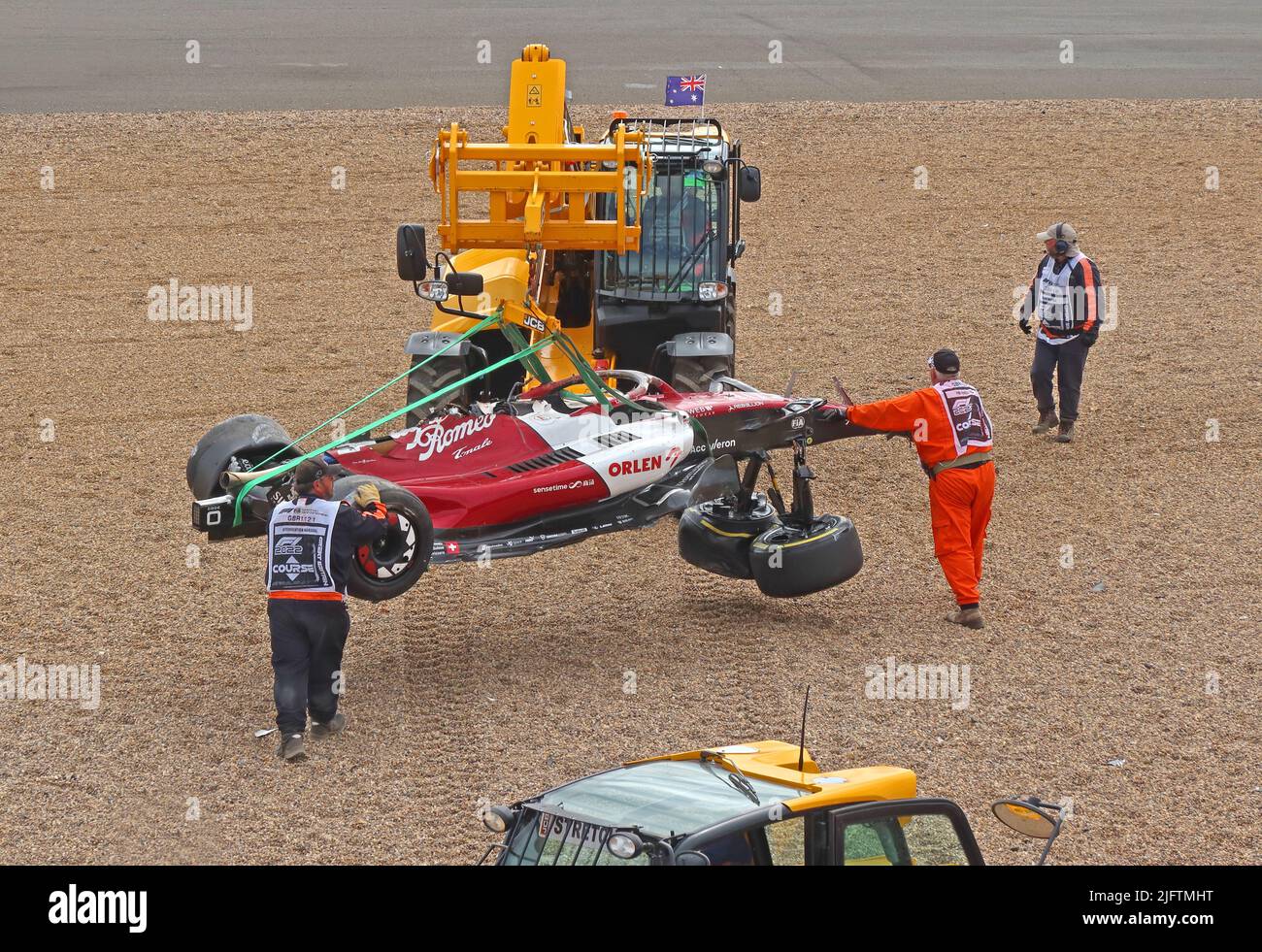 Genesung von Zhou Guanyus Alfa Romeo British Grand Prix Formel 1 Rennwagen, nach einem Unfall auf Farm Curve, Silverstone Circuit, England, UK, 2022 Stockfoto