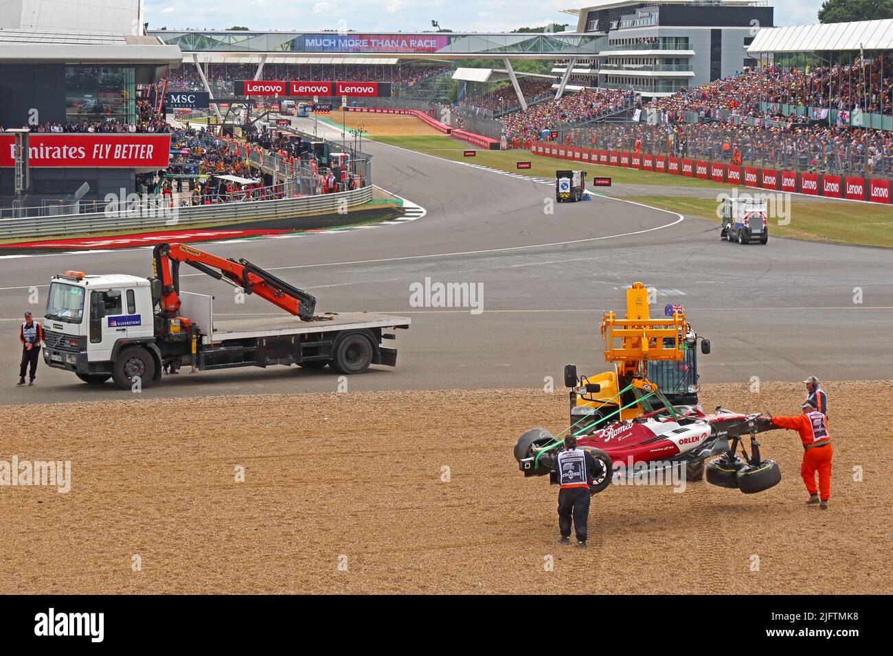 Genesung von Zhou Guanyus Alfa Romeo British Grand Prix Formel 1 Rennwagen, nach einem Unfall auf Farm Curve, Silverstone Circuit, England, UK, 2022 Stockfoto