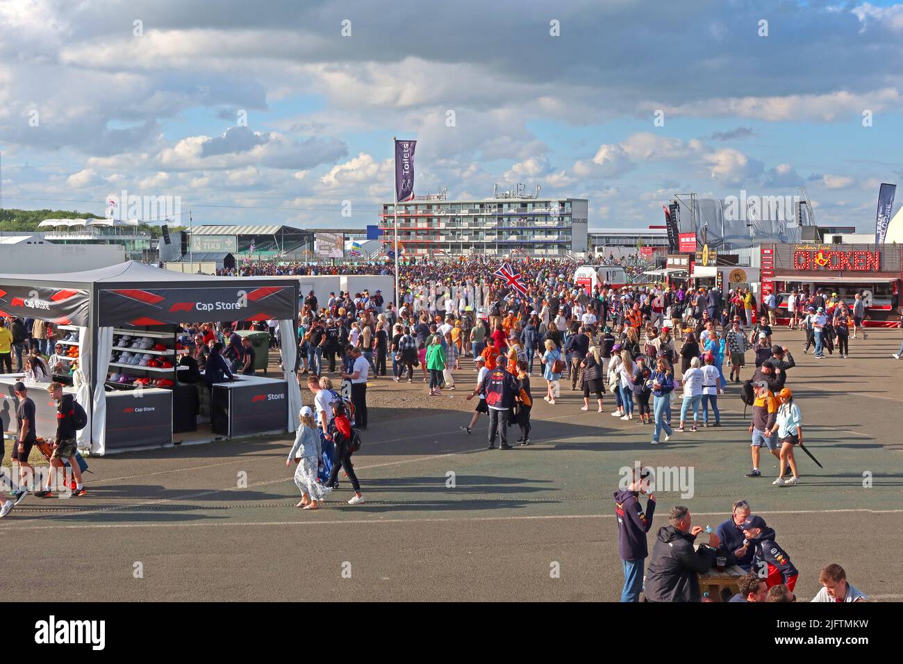 Crowded Silverstone Fanzone, Silverstone Circuit, Silverstone Village, Towcester, Northamptonshire, ENGLAND, GROSSBRITANNIEN, NN12 8TN Stockfoto