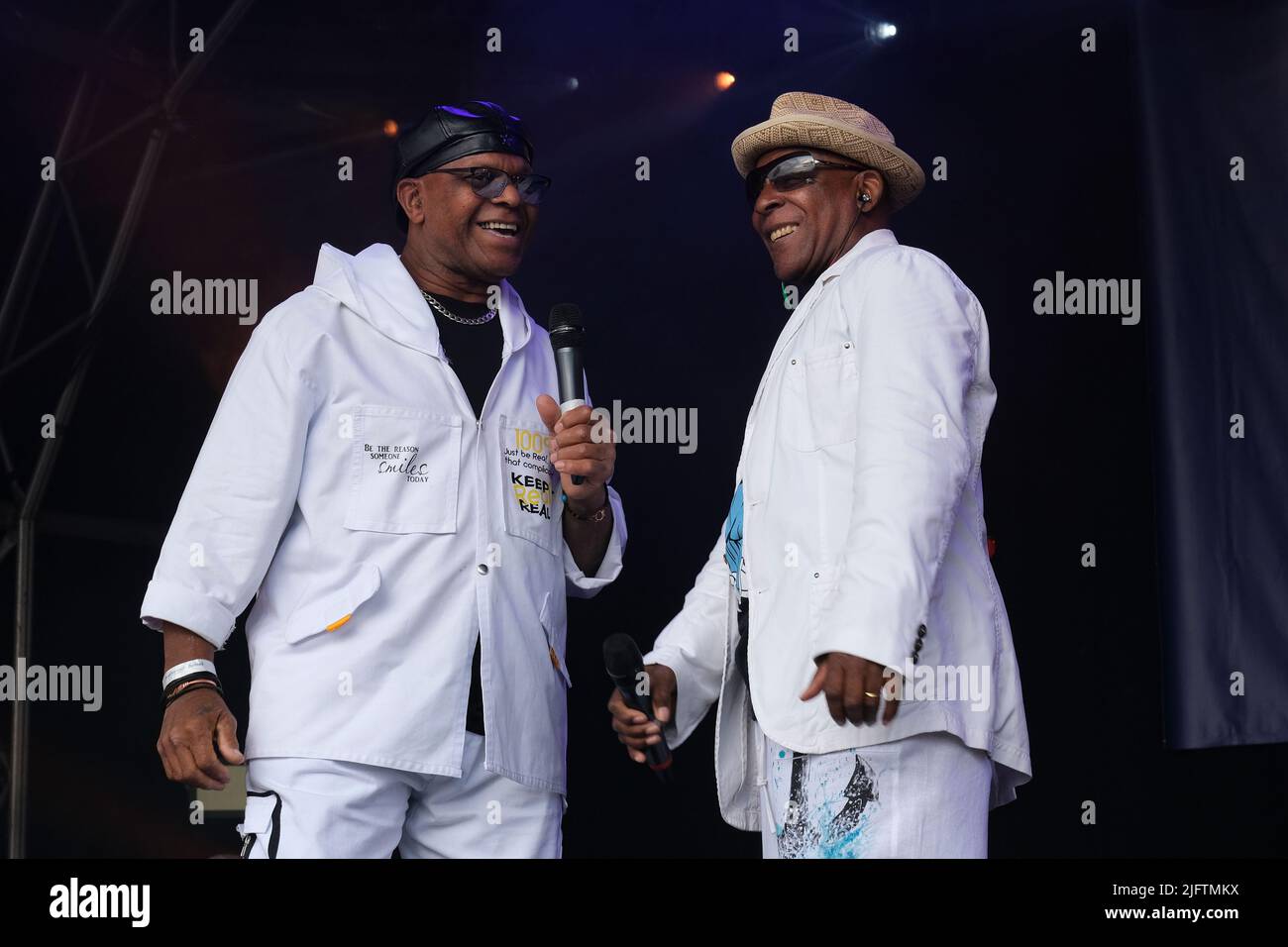 Dave Smith und Chris Amoo von The Real Thing treten beim Wychwood Festival, Cheltenham, Großbritannien, auf. 4. Juni 2022 Stockfoto