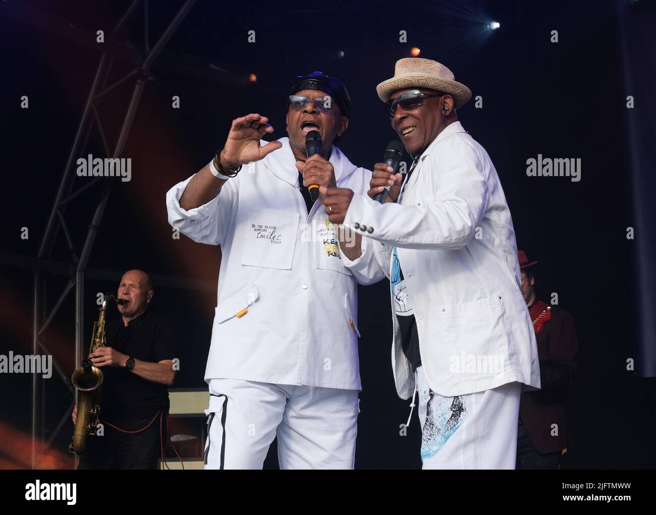 Dave Smith und Chris Amoo von The Real Thing treten beim Wychwood Festival, Cheltenham, Großbritannien, auf. 4. Juni 2022 Stockfoto