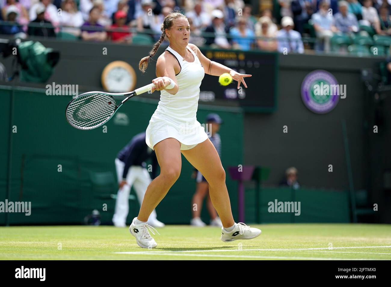 Die deutsche Jule Niemeier im Viertelfinale auf Platz 1 am 9. Tag der Wimbledon-Meisterschaften 2022 im All England Lawn Tennis and Croquet Club in Wimbledon gegen Tatjana Maria im Einsatz. Bilddatum: Dienstag, 5. Juli 2022. Stockfoto