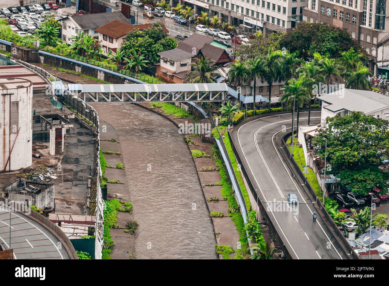 Kuala Lumpur, Malaysia - Jun 09 2022: Sturmwasser sprudelt durch den Kanal nach heftigen Regenfällen in Kuala Lumpur, Malaysia Stockfoto