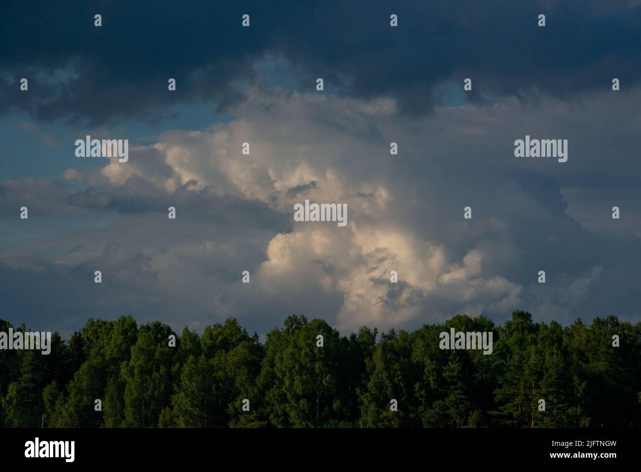 Düsterer Himmel in der Dämmerung. Graue Wolken mit Tageslicht gegen blauen Himmel. Dramatische dunkle Wolken Himmel. Natürlicher Panoramablick Stockfoto