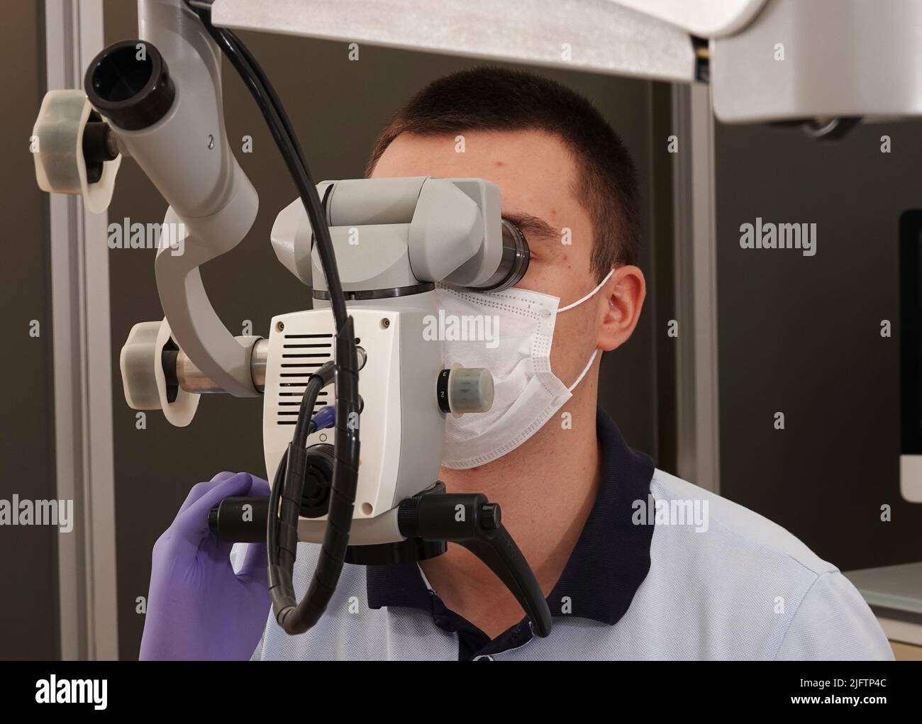 Kiew, Ukraine 22. August 2020: Zahnarzt Doctor's Instrument Microscope Close-Up Stockfoto