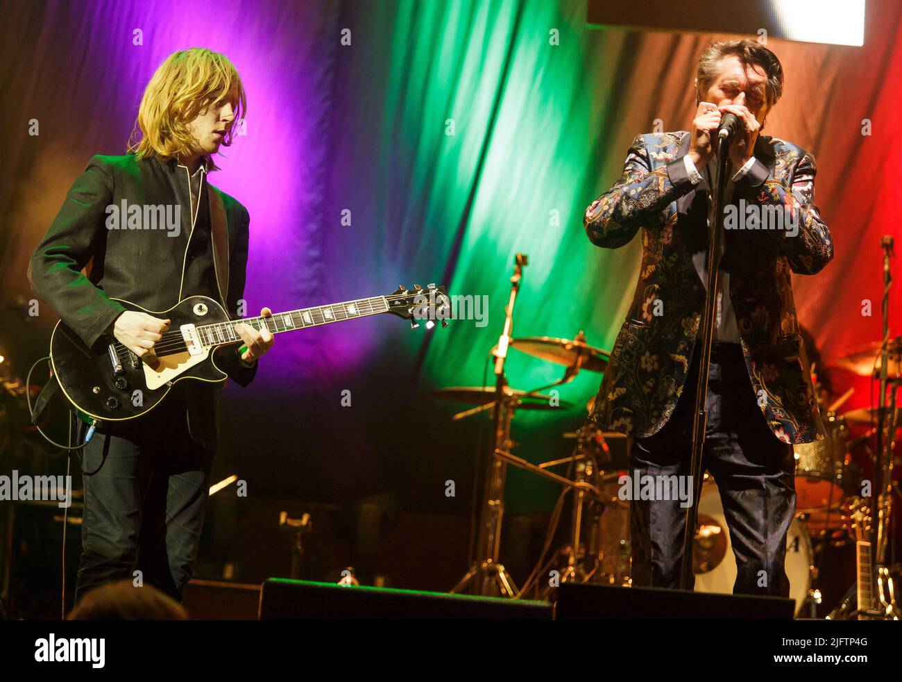 Bryan Ferry tritt im November 2013 mit Gitarrist Oliver Thompson in der Colston Hall (heute Bristol Beacon) in Bristol auf. Stockfoto