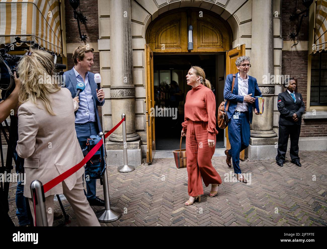 2022-07-05 14:01:02 DEN HAAG - Carola Schouten, Ministerin für Armutspolitik, Partizipation und Pensionen, sprach nach einem zusätzlichen Ministerrat unter anderem über das Genehmigungsverfahren für den NATO-Beitritt Schwedens und Finnlands zur Presse. ANP BART MAAT niederlande Out - belgien Out Stockfoto