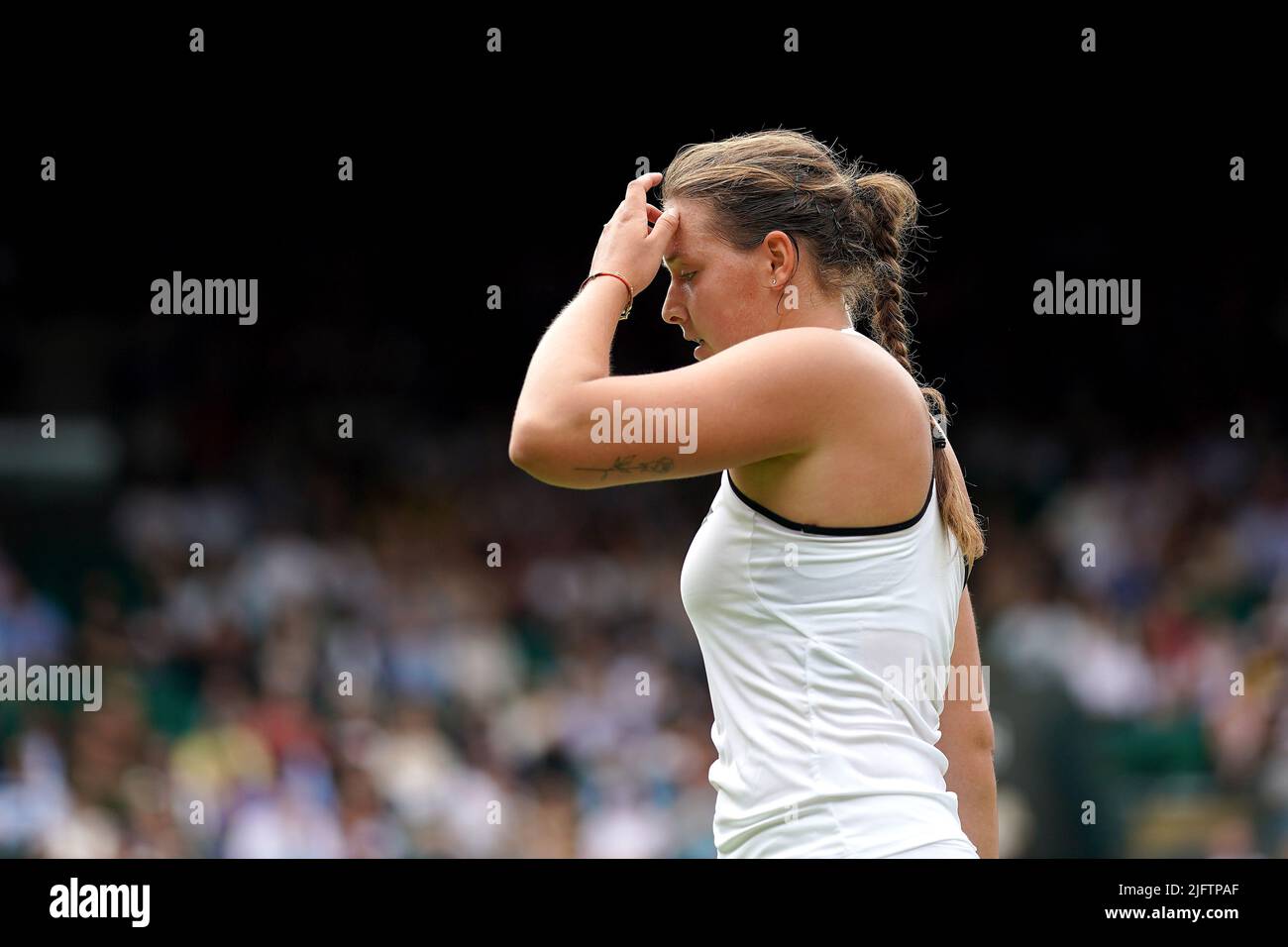 Die deutsche Jule Niemeier reagiert im Viertelfinale auf Platz 1 am 9. Tag der Wimbledon Championships 2022 beim All England Lawn Tennis and Croquet Club in Wimbledon gegen Tatjana Maria. Bilddatum: Dienstag, 5. Juli 2022. Stockfoto