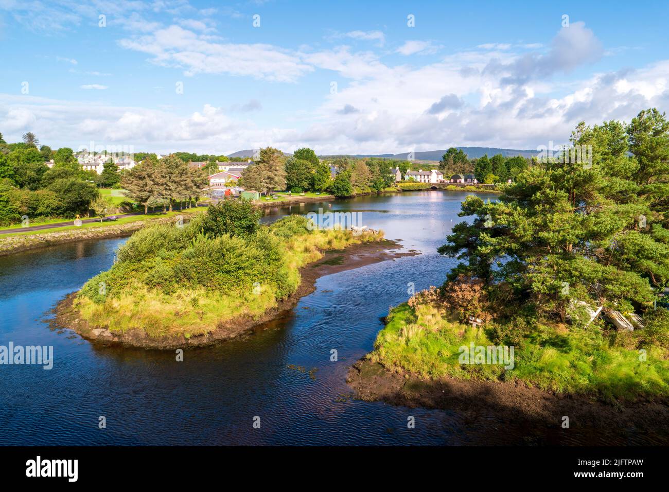 Das malerische Dorf Ballydehob liegt am Ufer des Flusses Bawnaknockane in der Grafschaft Cork, Irland. Stockfoto