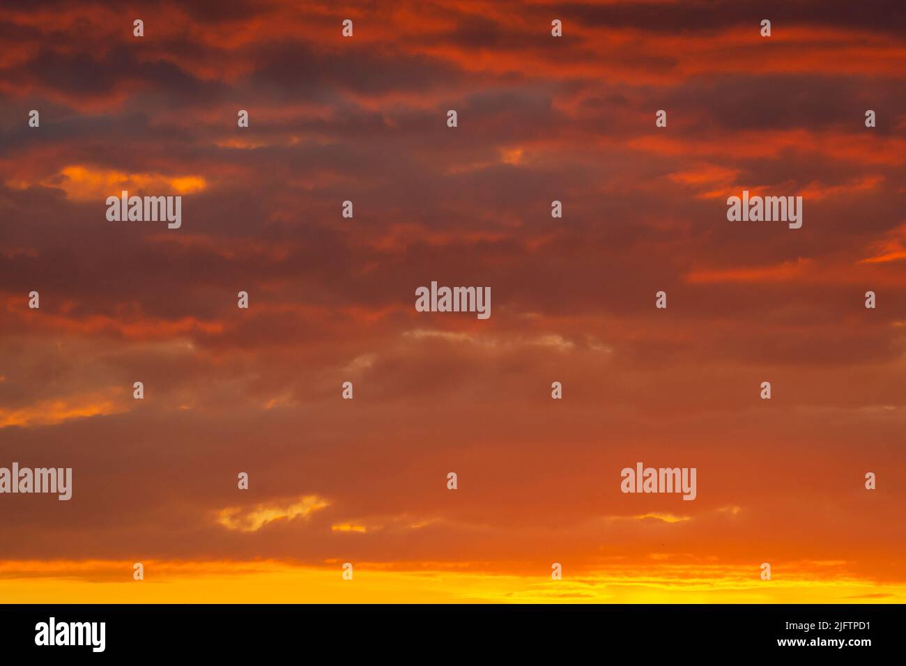 Bunte Wolken verschiedener Schattierungen auf sunrise Himmel. Abstrakte und dramatische Wolken Hintergrund. Stockfoto