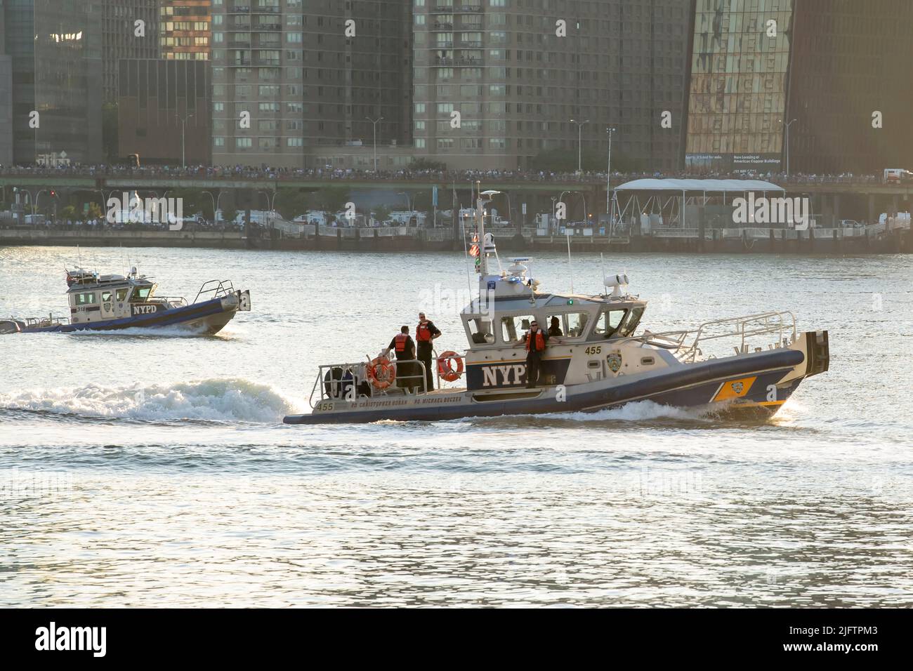 New York, Usa. 04.. Juli 2022. Während der jährlichen Macy's Feuerwerksaufstellung vom 4.. Juli 46. mit Blick auf die Skyline von Manhattan am Gantry State Plaza in Long Island City im Stadtteil Queens von New York City patrouillieren Boote des New Yorker Polizeidepartements (NYPD) über den East River. Die jährliche Macy's Feuerwerksfeier vom 4.. Juli 46. umfasste mehr als 48.000 Muscheln und Effekte von fünf Lastkähne und dauerte etwa 25 Minuten. (Foto von Ron Adar/SOPA Images/Sipa USA) Quelle: SIPA USA/Alamy Live News Stockfoto