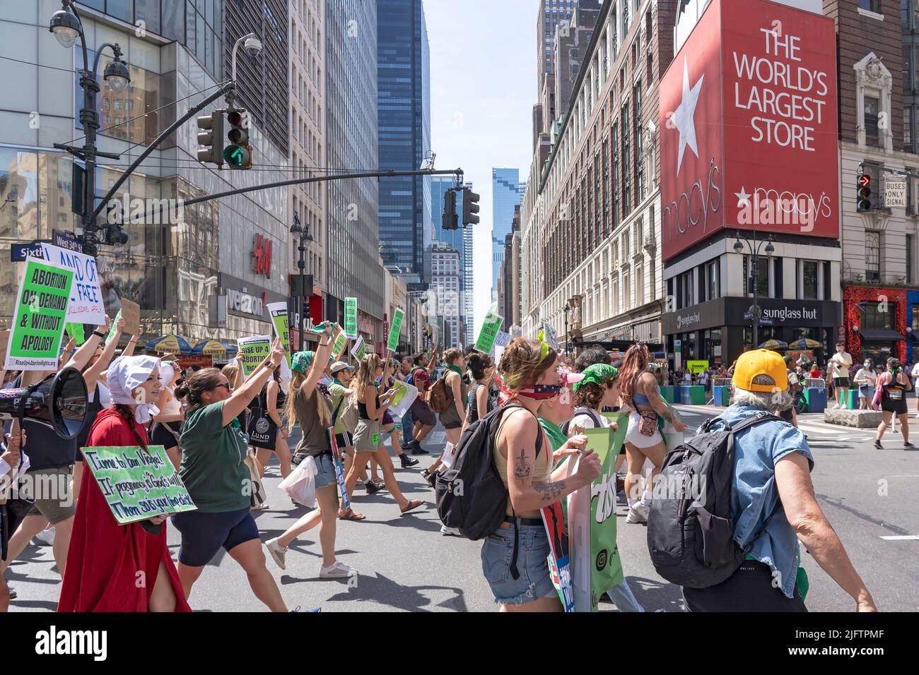 New York, Usa. 04.. Juli 2022. Die Teilnehmer kommen am Harold Square an und halten vor dem Flagship-Store von Macy, während die Demonstranten in die Straßen der Innenstadt gehen, um gegen die Entscheidung des Obersten Gerichtshofs im Fall Dobbs gegen Jackson im New Yorker Stadtteil Manhattan zu protestieren. Mit der Entscheidung des Gerichtshofs im Frauengesundheitssache Dobbs / Jackson wird der bahnbrechende 50-jährige Fall Roe / Wade umgestolbt, wodurch das Bundesrecht auf Abtreibung beseitigt wird. (Foto von Ron Adar/SOPA Images/Sipa USA) Quelle: SIPA USA/Alamy Live News Stockfoto