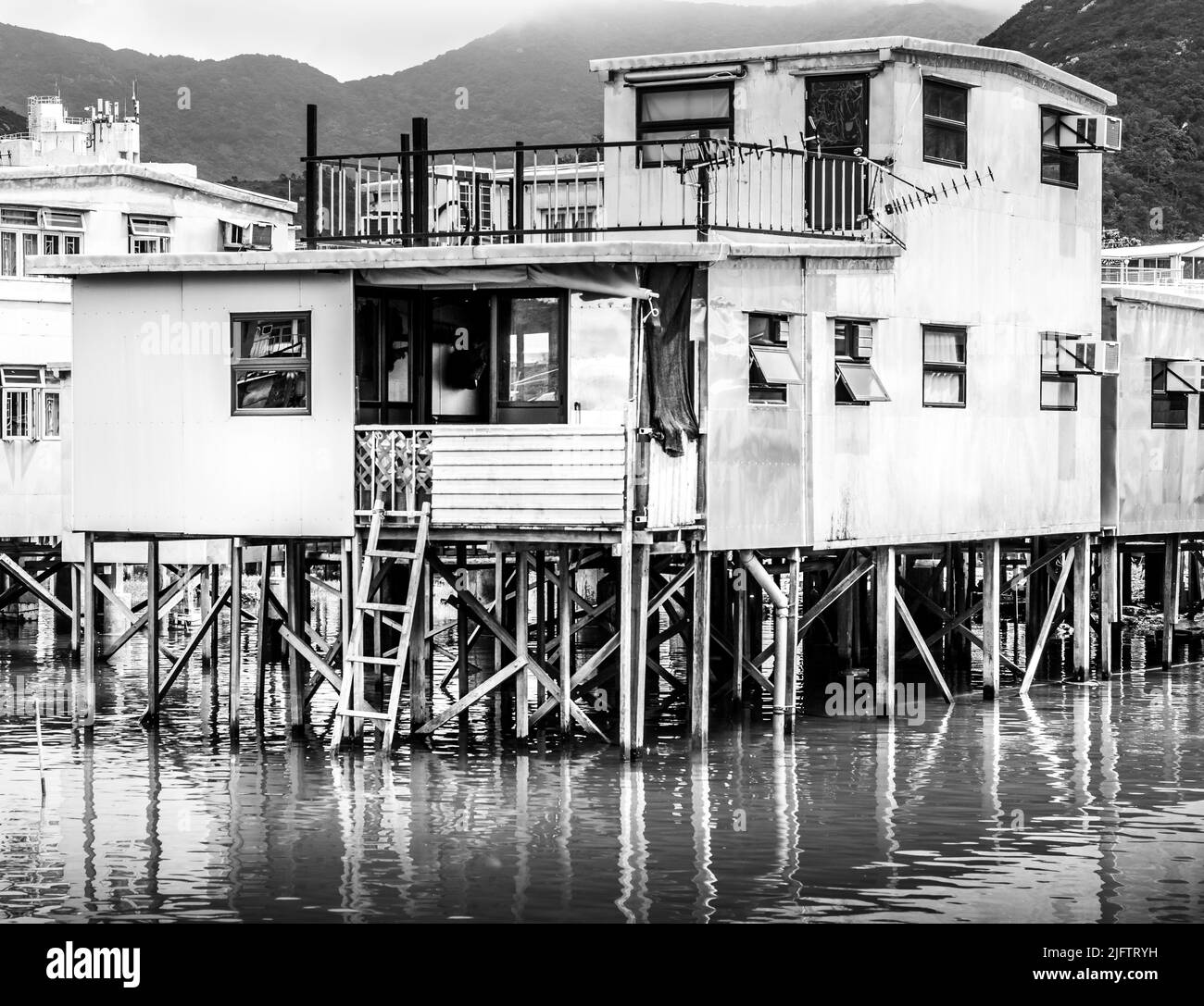 Beton- und Metallhaus auf Stelzen am Fluss. Stockfoto