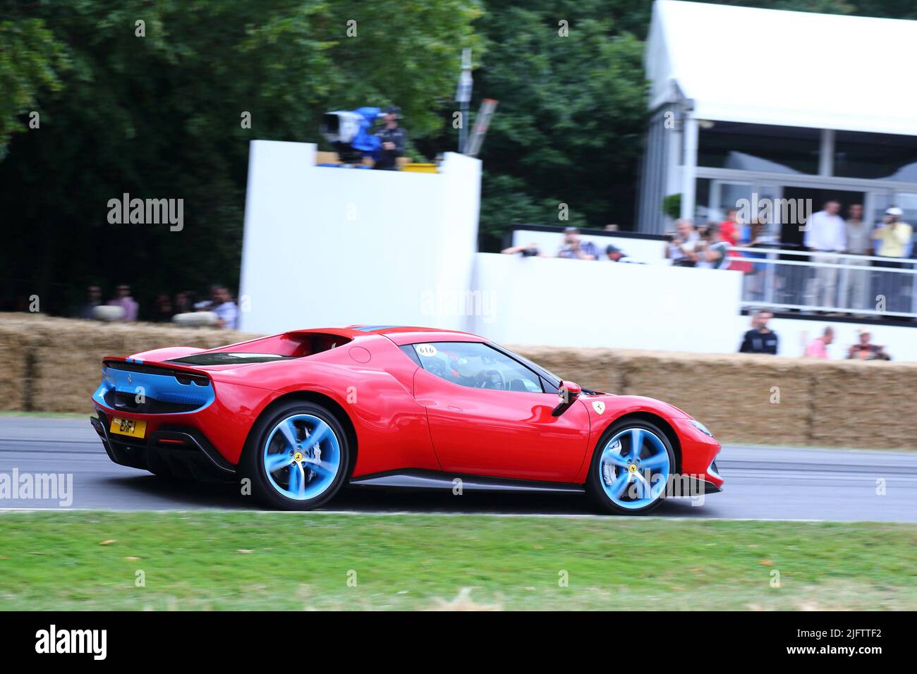 Ferrari 296 GTB Rennwagen beim Festival of Speed 2022 in Goodwood, Sussex, Großbritannien Stockfoto