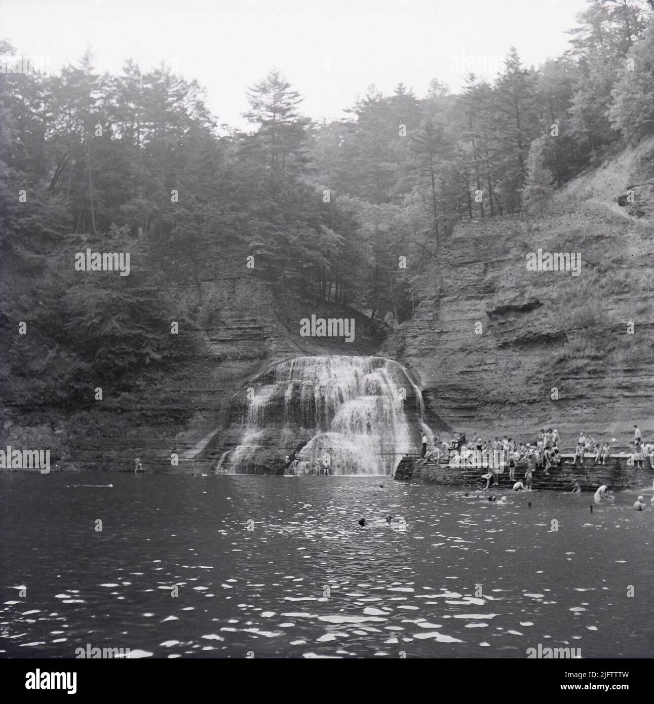 New York Ithaca Robert H Treman State Park Luzifer Falls im Jahr 1949 hauptsächlich Studenten abkühlen in der Sommerhitze Vintage Photo Stockfoto