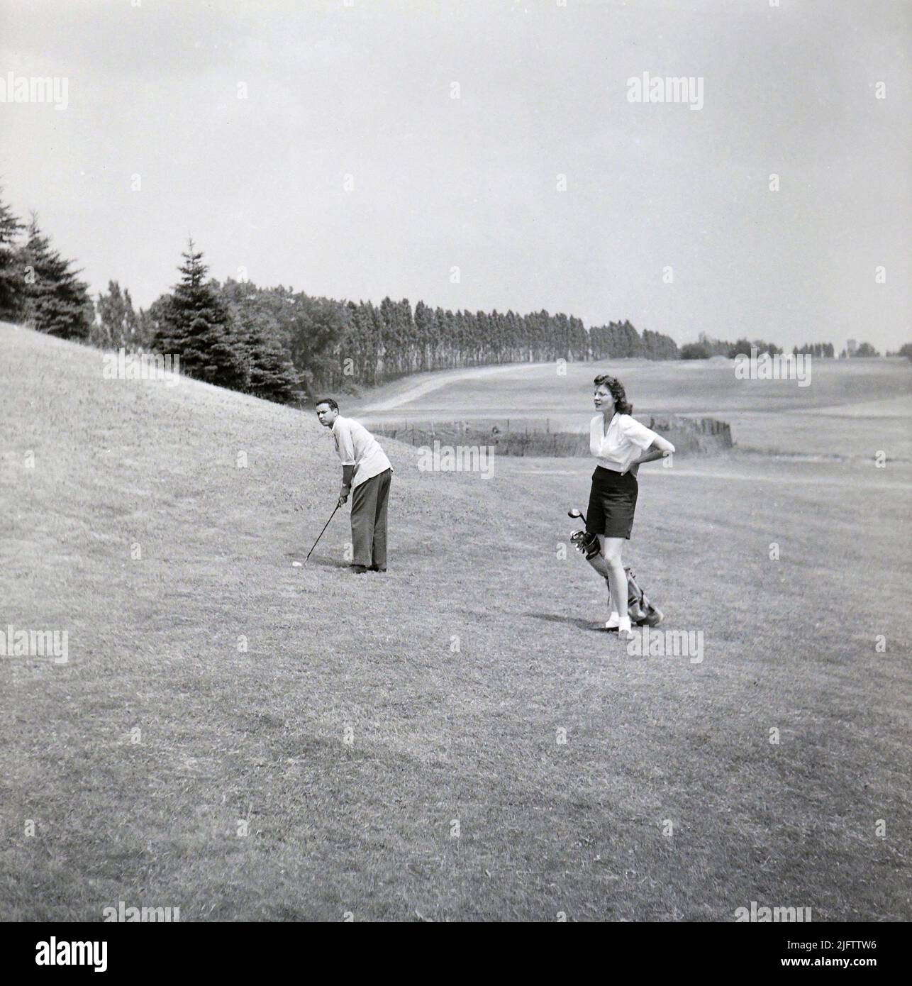 Altes Schwarzweiß-Foto eines Mannes und einer Frau bei ihrem Golfspiel 20s im Ithaca New York NY State 1940s Stockfoto
