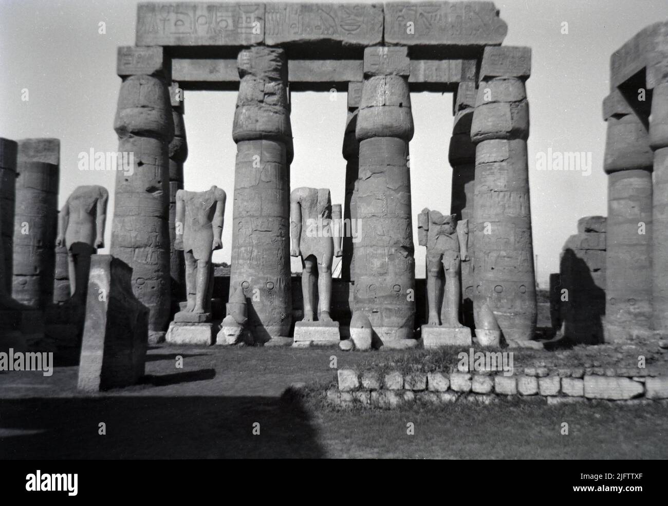 Ägypten Luxor Tempel von Karnak Ruinen Ramesseum von Ramseses II Theben vintage Foto im späten 1940s aufgenommen Stockfoto
