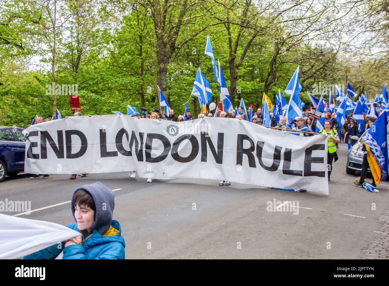 März für das zweite schottische Unabhängigkeitsreferendum tragen die Menschen das Banner „Ende der Londoner Regel“ Stockfoto