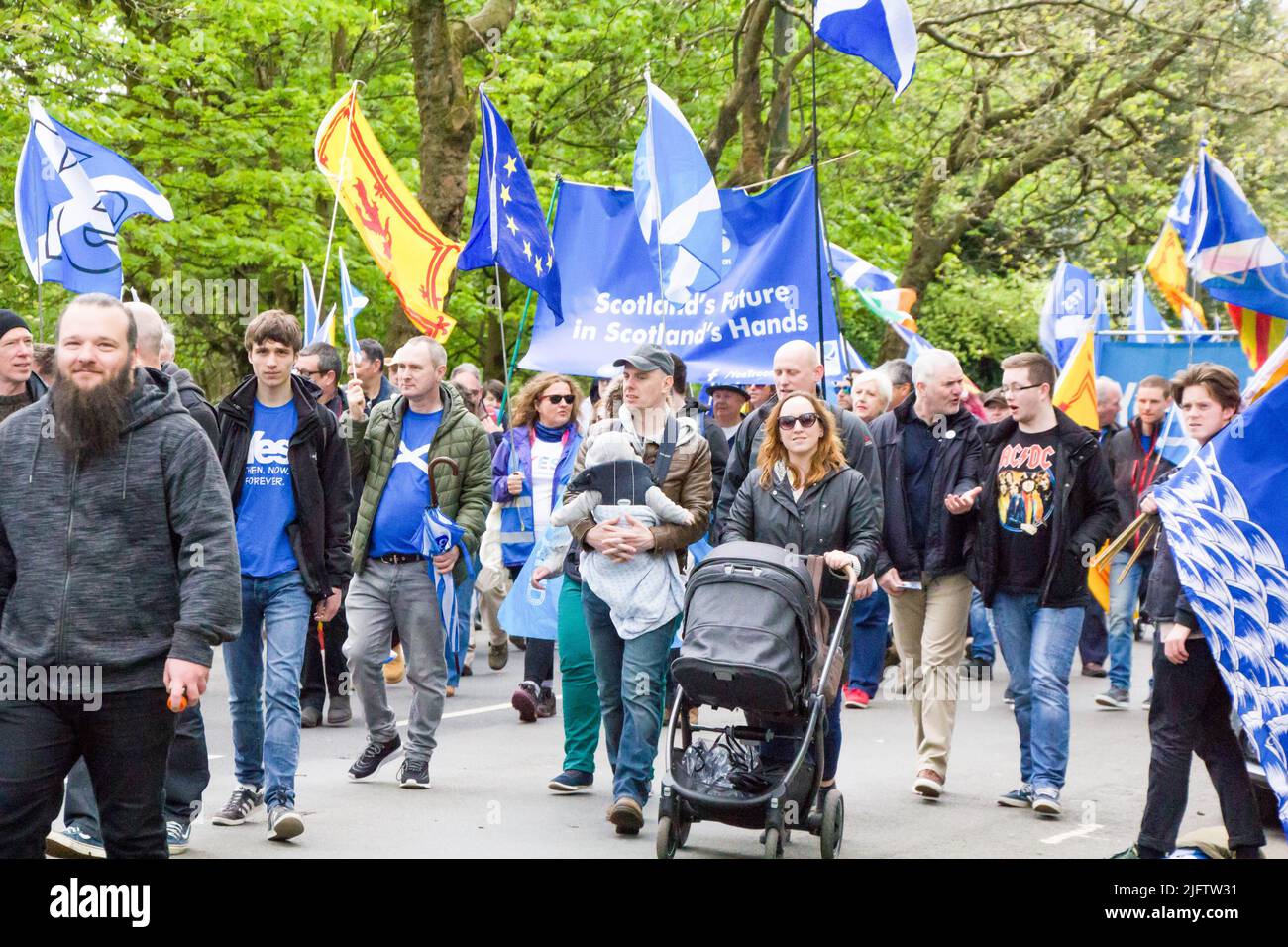 Menschen mit schottischen Flaggen in Glasgow Streets für Indyref 2 Stockfoto