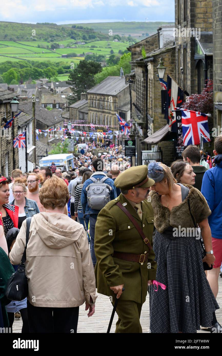 Haworth 1940er's Re-enactment Event (re-enactors on busy crowded Main Street decorated in Union Jacks, popular day-out) - West Yorkshire, England, UK. Stockfoto