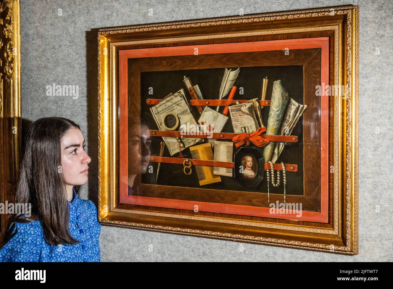 London, Großbritannien. 5.. Juli 2022. Edward Collier, Ein Trompe-l'oeil-Stillleben eines gerahmten Briefträgers mit einer Kopie von Antony Thysius Sondaghsche uren, einem Brief, einem Delfter Almanach, zwei Kämmen, einer Federkiel, Eine Porträtminiatur und andere Objekte, est £100.000 - £150.000 - Eine Vorschau auf Bonhams Gemälde alter Meister im Rahmen der Classic Week in der New Bond Street. Der Verkauf findet am 06. Juli 2022 statt. Kredit: Guy Bell/Alamy Live Nachrichten Stockfoto