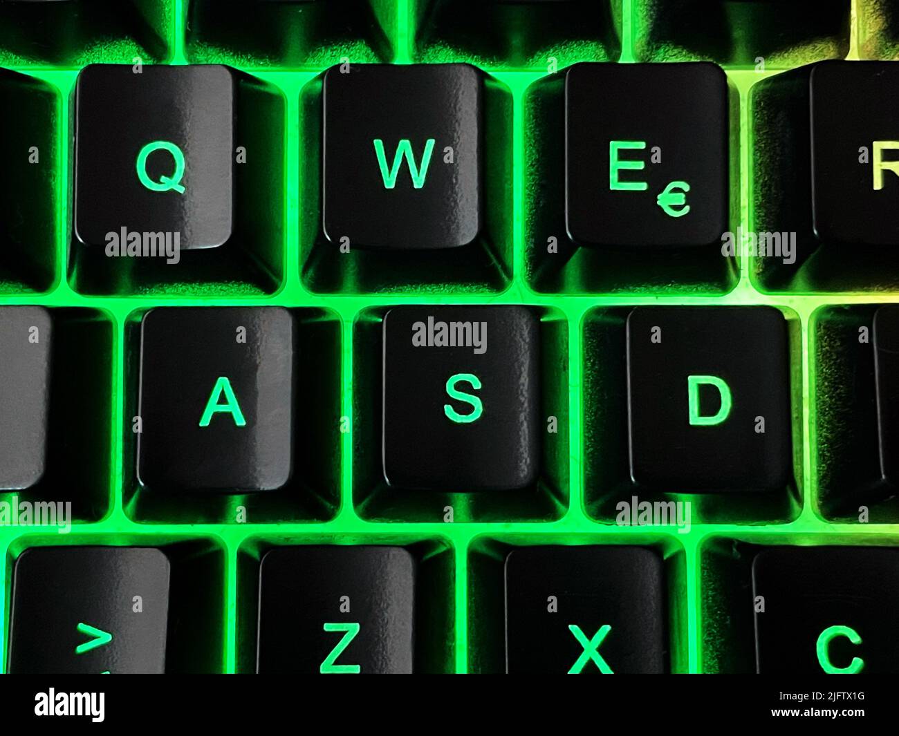 Eine farbenfrohe Gaming-Tastatur, typisch für diejenigen, die Computerspiele spielen Stockfoto